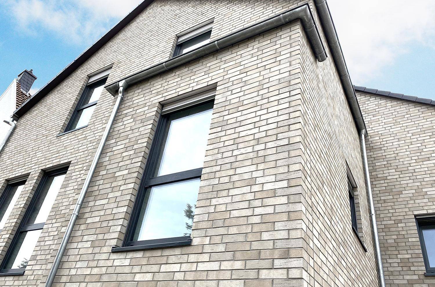 UNIVERZUM_KREMA-SIVA_Klinker_Fasadne_Cigle_Nova_Brick-1